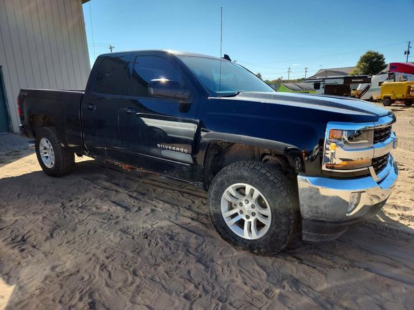 2017 CHEVROLET SILVERADO LT — Passenger 3/4