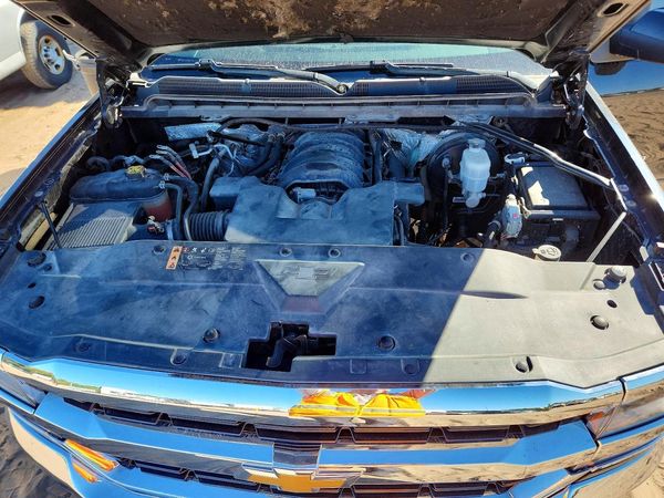 2017 CHEVROLET SILVERADO LT — Engine bay