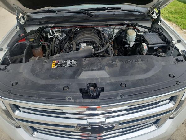 2017 CHEVROLET SUBURBAN Premier — Engine bay