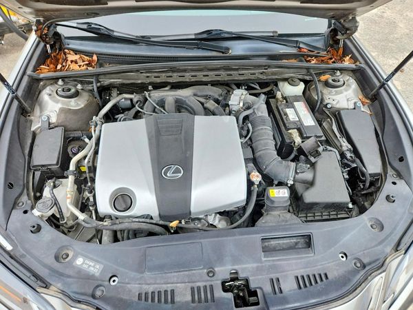 2019 LEXUS ES 350 — Engine bay