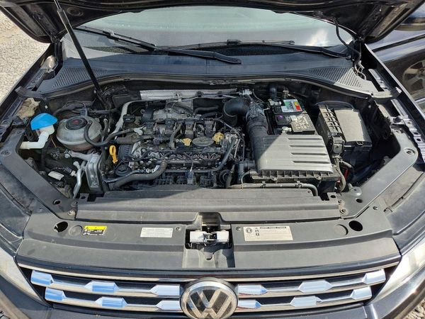 2018 VOLKSWAGEN TIGUAN SE, SEL — Engine bay