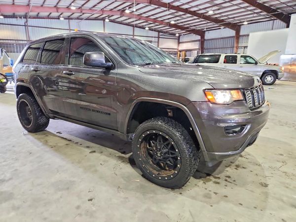 2018 JEEP GRAND CHEROKEE Laredo — Passenger 3/4