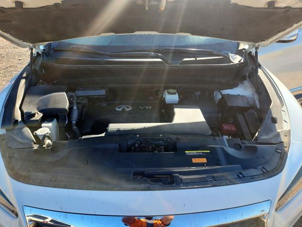 2016 INFINITI QX60 — Engine bay