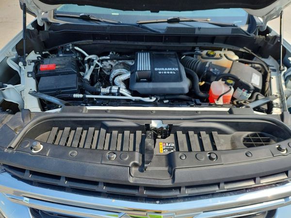 2020 CHEVROLET SILVERADO LT — Engine bay