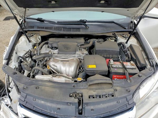 2015 TOYOTA CAMRY — Engine bay