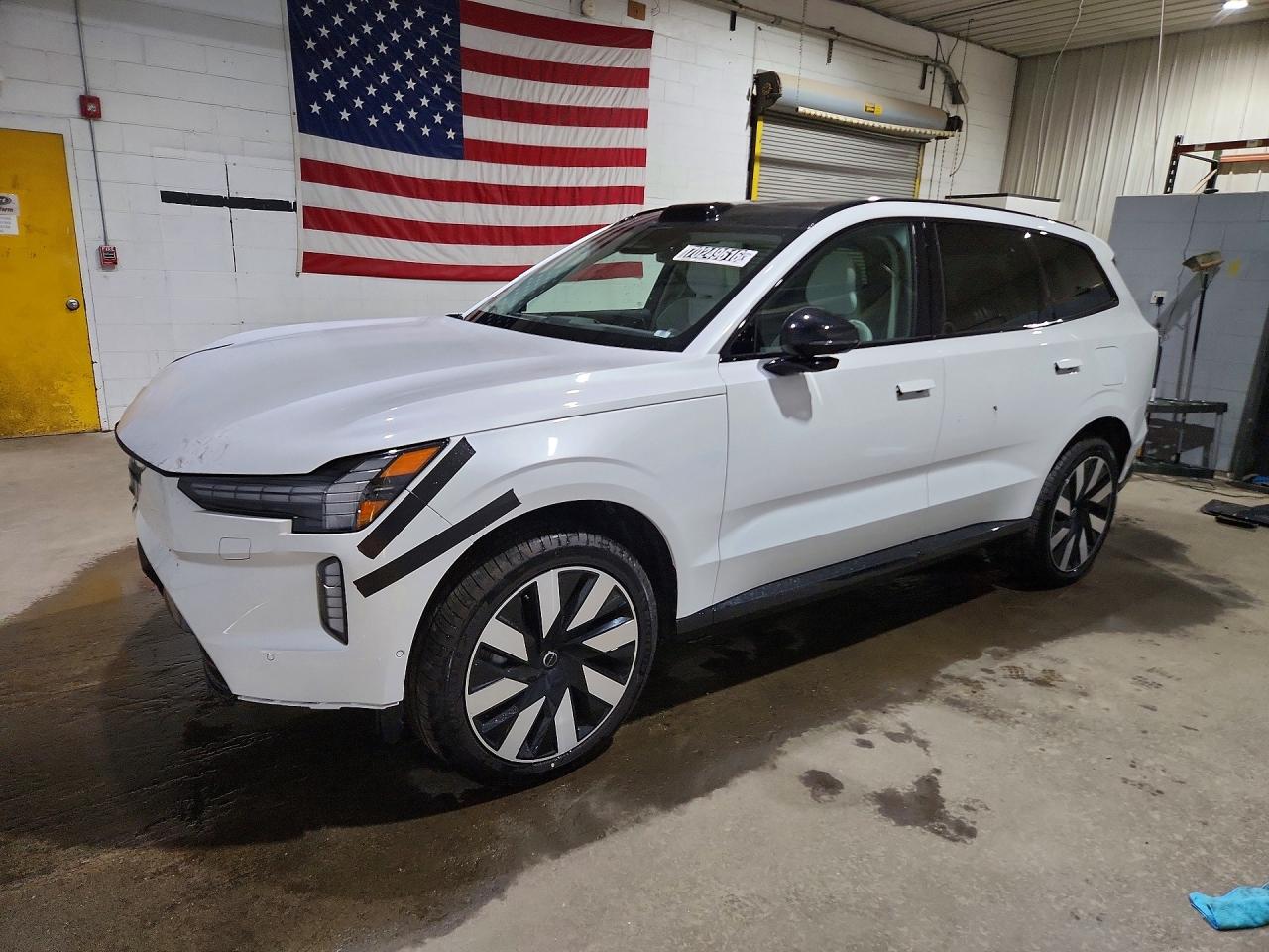 2025 VOLVO EX90 Plus — Front 3/4