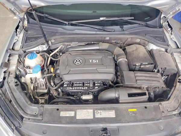 2017 VOLKSWAGEN PASSAT SEL Premium — Engine bay