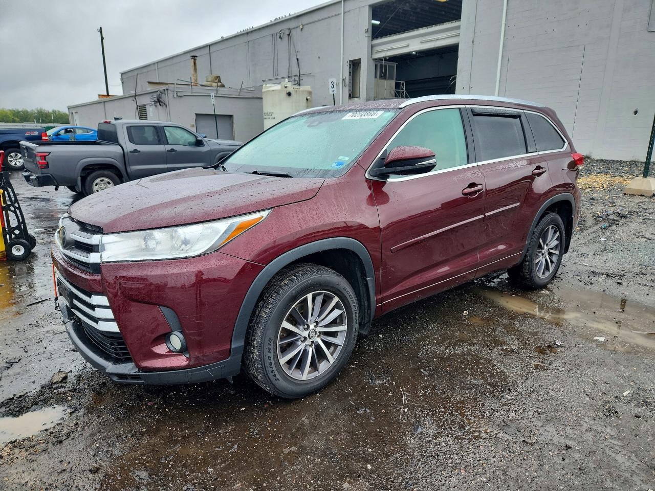2017 TOYOTA HIGHLANDER SE/XLE — Front 3/4