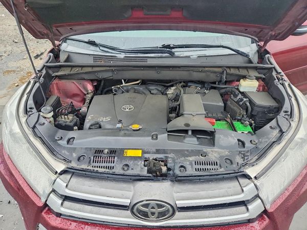 2017 TOYOTA HIGHLANDER SE/XLE — Engine bay