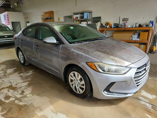 2017 HYUNDAI ELANTRA SE Base — Passenger 3/4