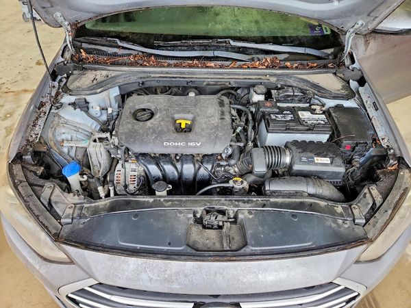 2017 HYUNDAI ELANTRA SE Base — Engine bay