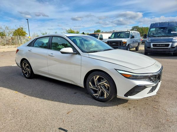 2025 HYUNDAI ELANTRA SEL Convenience — Passenger 3/4
