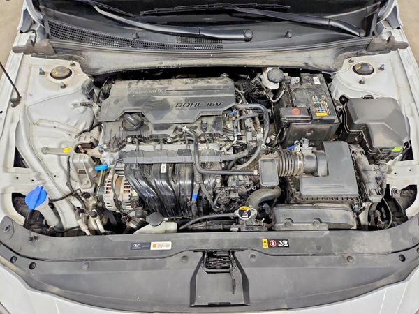 2025 HYUNDAI ELANTRA SEL Convenience — Engine bay
