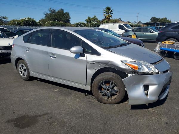 2015 TOYOTA PRIUS — Passenger 3/4