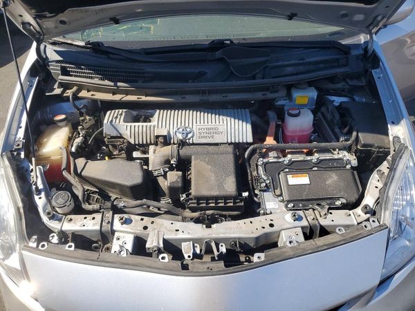 2015 TOYOTA PRIUS — Engine bay