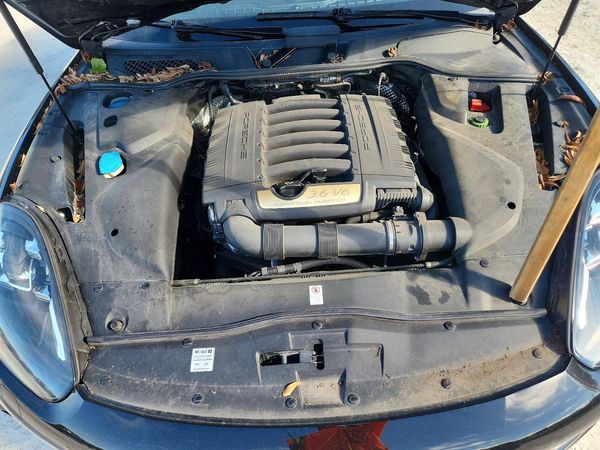 2018 PORSCHE CAYENNE Base / Platinum Edition — Engine bay