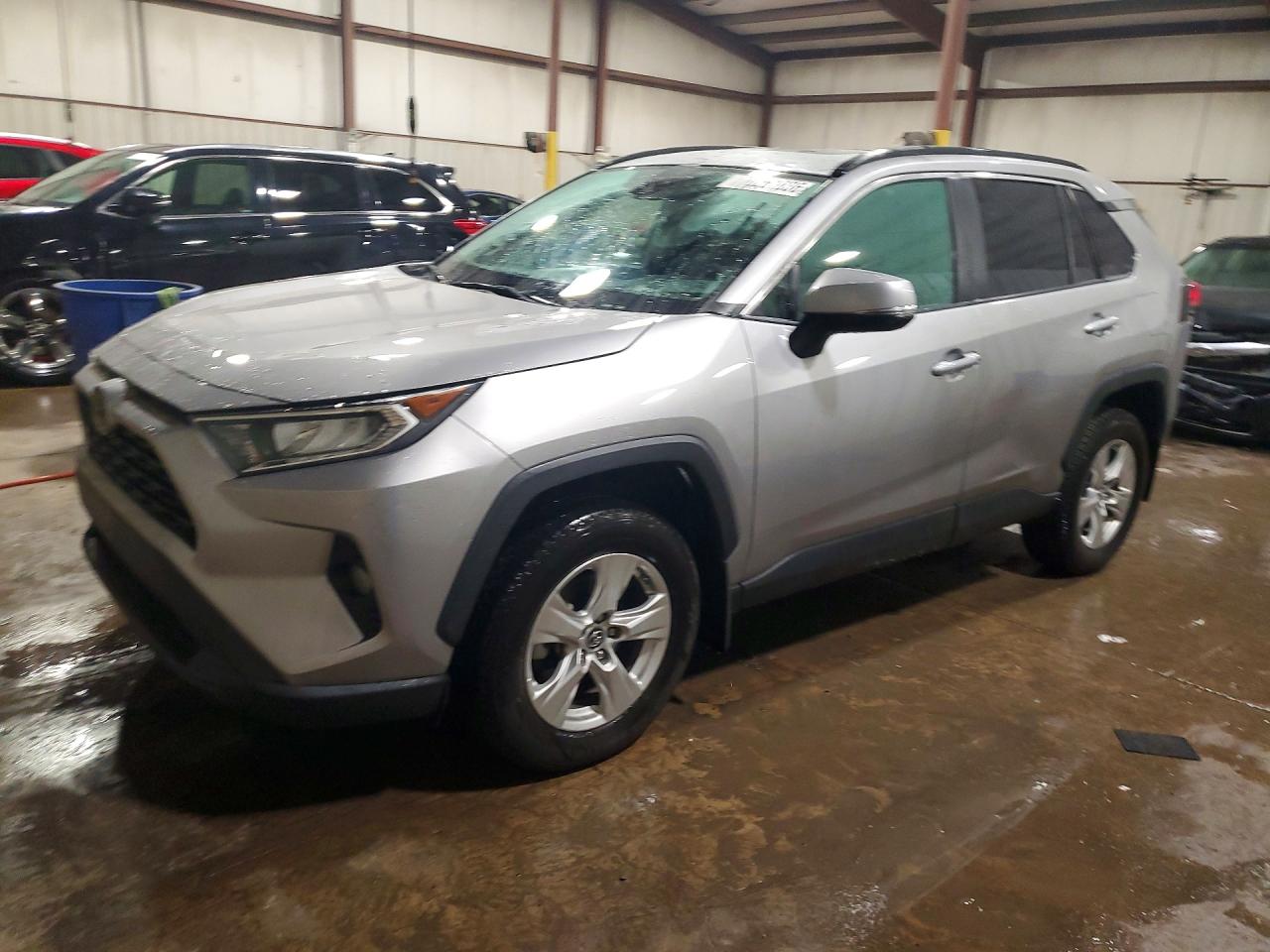 2019 TOYOTA RAV4 XLE / XLE Premium 4WD — Front 3/4