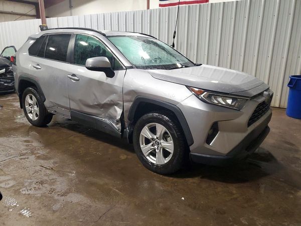 2019 TOYOTA RAV4 XLE / XLE Premium 4WD — Passenger 3/4