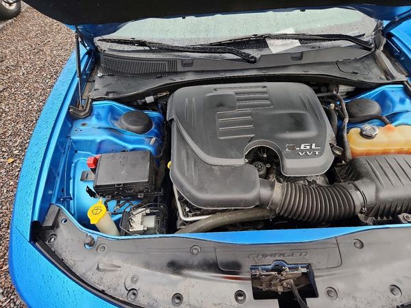 2015 DODGE CHARGER SXT — Engine bay