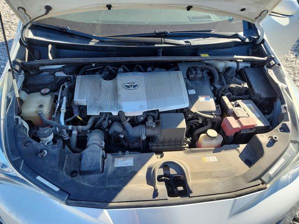 2017 TOYOTA PRIUS — Engine bay