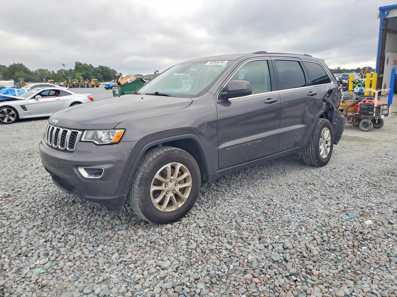 2021 JEEP GRAND CHEROKEE Laredo — Front 3/4