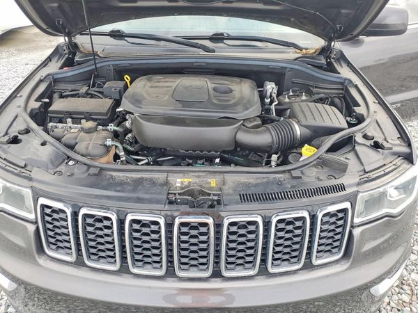 2021 JEEP GRAND CHEROKEE Laredo — Engine bay