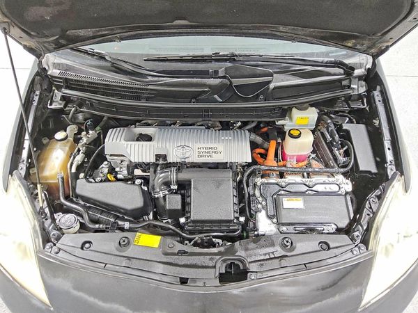 2013 TOYOTA PRIUS — Engine bay