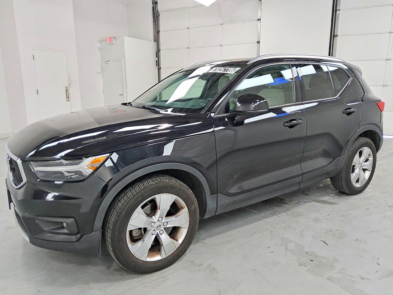 2022 VOLVO XC40 Momentum (excl S60) — Front 3/4
