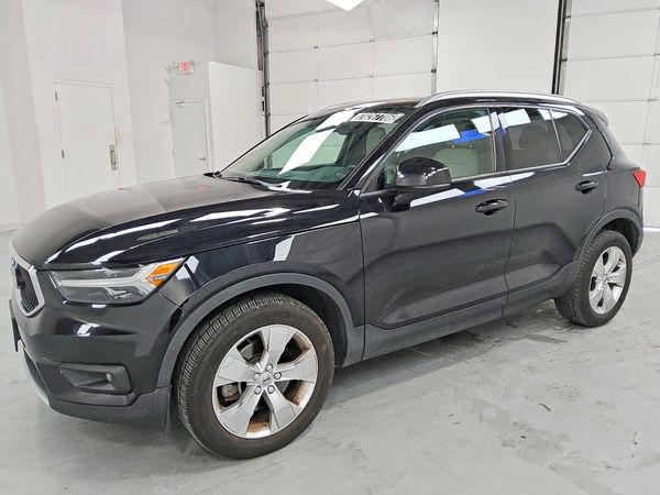 2022 VOLVO XC40 — DSFA — Front 3/4