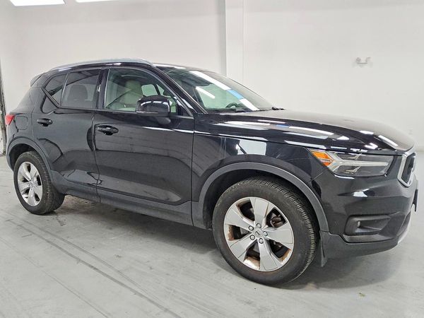 2022 VOLVO XC40 Momentum (excl S60) — Passenger 3/4