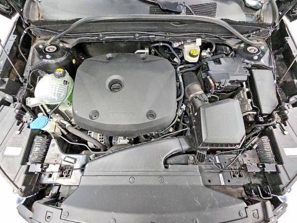 2022 VOLVO XC40 Momentum (excl S60) — Engine bay