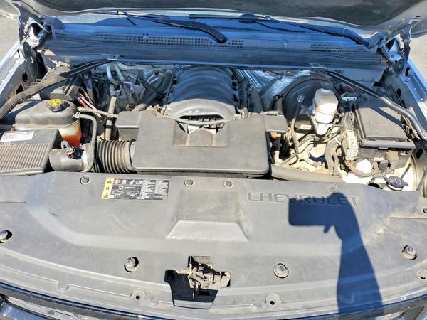 2018 CHEVROLET SUBURBAN LT — Engine bay