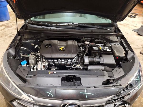 2020 HYUNDAI ELANTRA — Engine bay