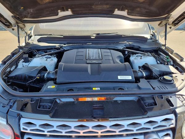 2017 LAND ROVER RANGE ROVER SPORT HSE — Engine bay