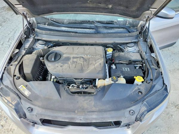 2019 JEEP CHEROKEE Limited — Engine bay