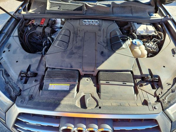 2017 AUDI Q7 quattro Premium Plus — Engine bay