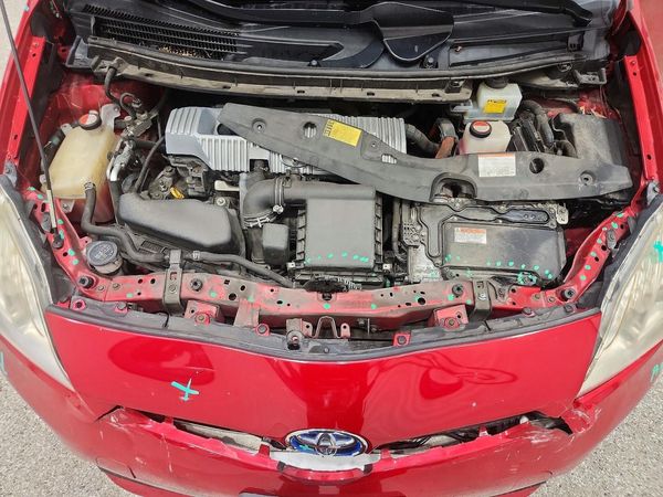2015 TOYOTA PRIUS — Engine bay