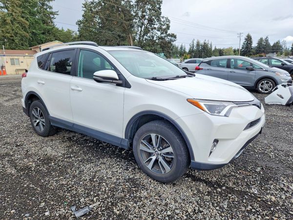 2018 TOYOTA RAV4 Adventure/XLE — Passenger 3/4