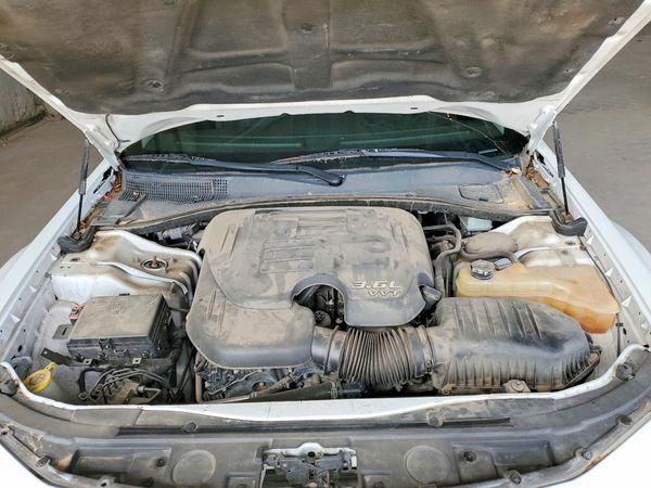 2018 CHRYSLER 300 300 Limited — Engine bay