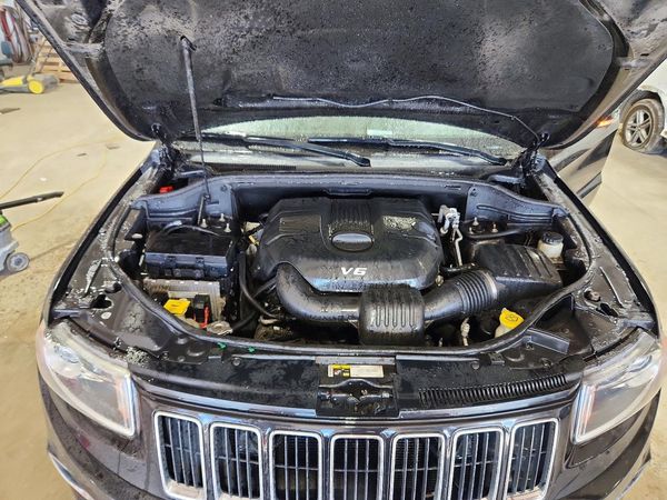 2014 JEEP CHEROKEE Limited — Engine bay