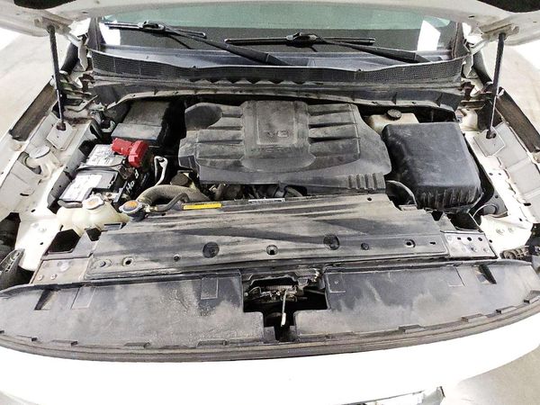 2022 NISSAN TITAN — Engine bay
