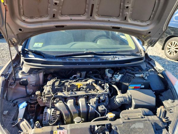 2012 HYUNDAI ELANTRA GLS(Middle grade) — Engine bay