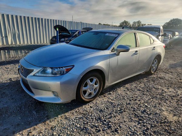 2015 LEXUS ES300 300h — Front 3/4