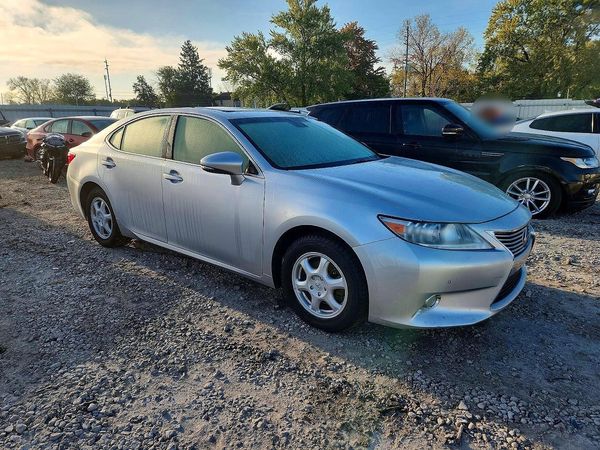 2015 LEXUS ES300 300h — Passenger 3/4
