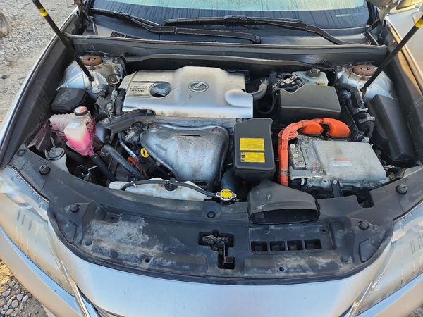 2015 LEXUS ES300 300h — Engine bay