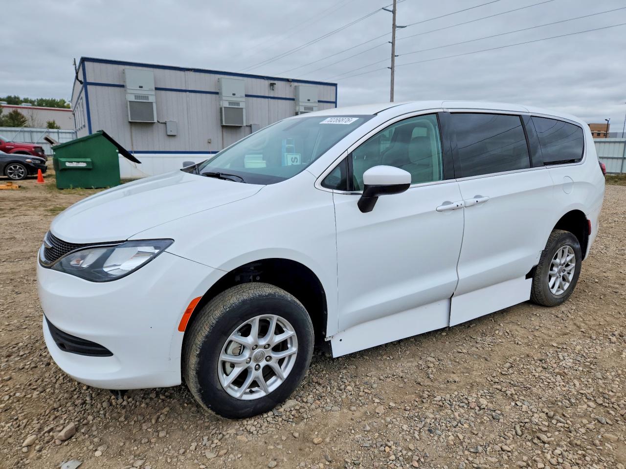 2017 CHRYSLER PACIFICA LX — Front 3/4