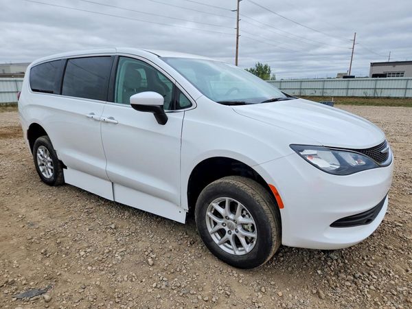 2017 CHRYSLER PACIFICA LX — Passenger 3/4