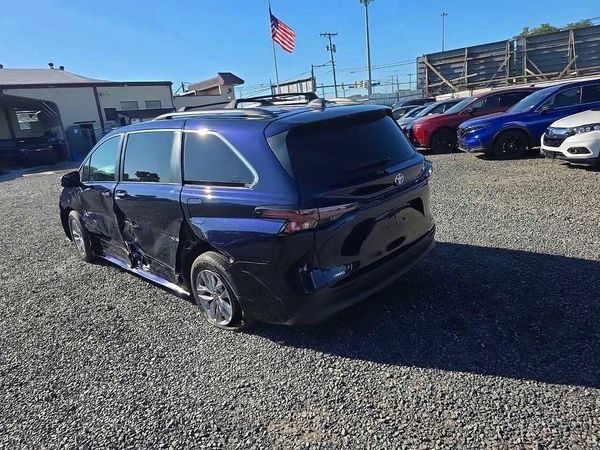 2023 TOYOTA SIENNA XLE