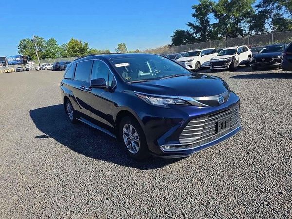 2023 TOYOTA SIENNA XLE