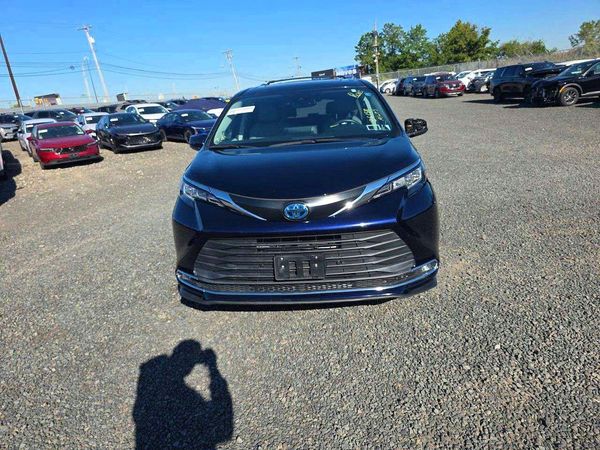 2023 TOYOTA SIENNA XLE